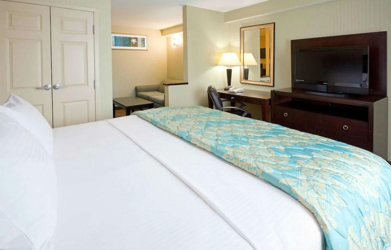 La Quinta Inn By Wyndham West Long Branch Nj Shore Area Exterior photo